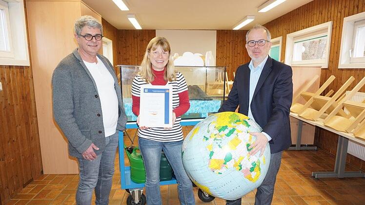 Das Schullandheim Bauersberg wurde zum zweiten Mal in Folge mit dem  Qualitätssiegel "Umweltbildung Bayern" ausgezeichnet. Auf diese  Auszeichnung sind (von links) Klaus Grübel (Schweinfurt; Mitglied im  Heimbeirat), Studienhausleiterin  Andrea Schmitt und der neue  Geschäftsführer der gGmbH, Markus Seibel stolz. Foto: Marion Eckert