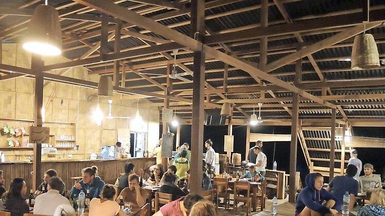 Ein normaler Abend im Restaurant vom Camp  Foto: privat