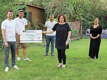 Einen symbolischen Scheck im Wert von über 11 000 Euro übergaben die Mitglieder von Turbine Michelau an Ute Stenzel, Leiterin der Jugendhilfestation in Coburg, und ihre Mitarbeiterin Lisa Franke. Im Bild von links: Rene Biesenecker, Jonas Pohl, Andreas Kremer, Sebastian Kießling, Ute Stenzel (VSJ), Lisa Franke(VSJ) und Stephan Weber, der Schirmherr des Turniers. Foto: Klaus Gagel