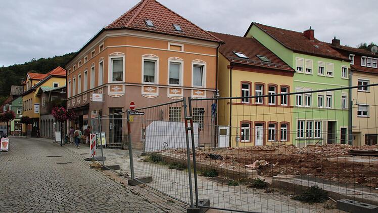 Der Bauzaun versperrt einen Teil des Weges. Besonders für Menschen mit Rollatoren ist das ärgerlich. Sie müssen über das Pflaster holpern. Foto: Ulrike Müller