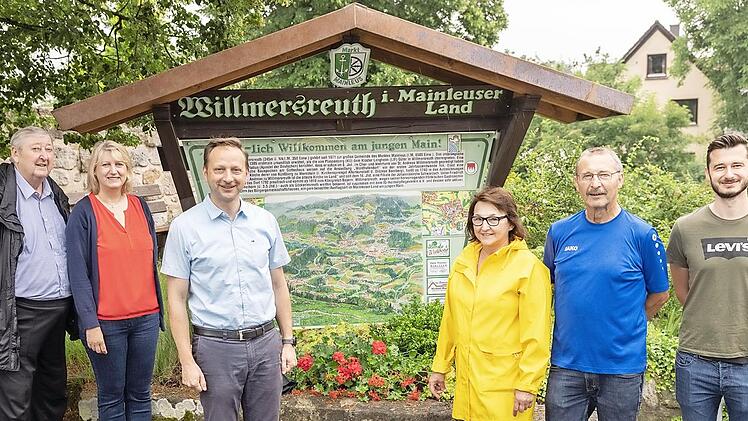 Das Foto zeigt vor der neuen Panoramakarte am oberen Dorfplatz in Willmersreuth von links den Ehrenvorsitzenden und Initiator der Aktion Hans Krauß, 1. IG-Vorsitzende Cornelia Krauß, den Mainleuser Bürgermeister Robert Bosch, Chefin Brigitte Schelhorn vom Gasthaus "Zur Linde", Holzschnitzer Kurt Kolb und Heiko Lindner.