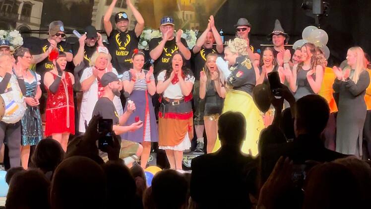 Hof: Noch ein Heiratsantrag auf der Bühne - und die Freunde filmten alles mit