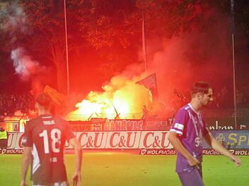 Eintracht Bamberg: Pyro-Eklat führt fast zu Spielabbruch - Spieler wird verletzt