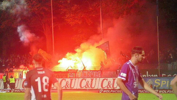 Eintracht Bamberg: Pyro-Eklat führt fast zu Spielabbruch - "In sieben Jahren noch nicht erlebt"