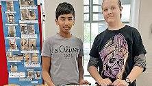 Ayushmaan Tank (l.) und Liam Wagner, Klasse 9a, zeigen ihr selbst gebautes „Sportfass“ aus recycelten Materialien für eine „bewegte Pause“.