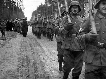 Parade der ersten franz&ouml;sischen Freiwilligen in Deba, Polen, im Herbst 1941: Sie wollten dem "bolschewistischen Ungeheuer" an den Kragen.
