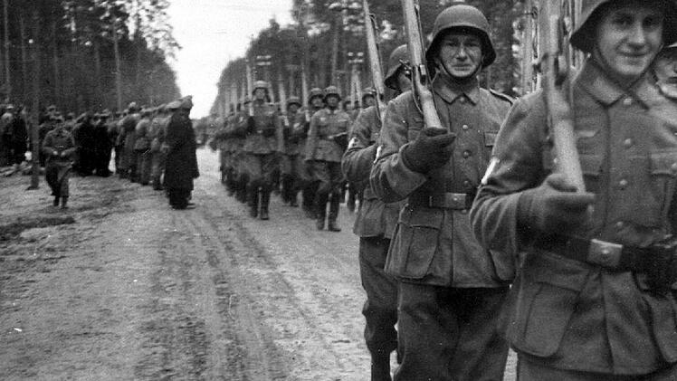Parade der ersten franz&ouml;sischen Freiwilligen in Deba, Polen, im Herbst 1941: Sie wollten dem "bolschewistischen Ungeheuer" an den Kragen.