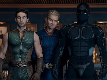 Homelander (Antony Starr, Mitte) hat Spezialauftr&auml;ge f&uuml;r seine Vasallen The Deep (Chace Crawford, links) und Black Noir (Nathan Mitchell).