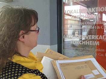 Doppelte Arbeit für die Postboten aus Forchheim nach dem Warnstreik in Nürnberg: "Die Post, die am Mittwoch liegen geblieben ist, muss am Donnerstag bearbeitet werden", sagt Margit Schmidt aus Kunreuth. Foto: Nikolas Pelke