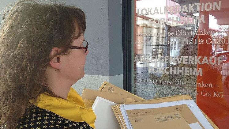 Doppelte Arbeit für die Postboten aus Forchheim nach dem Warnstreik in Nürnberg: "Die Post, die am Mittwoch liegen geblieben ist, muss am Donnerstag bearbeitet werden", sagt Margit Schmidt aus Kunreuth. Foto: Nikolas Pelke