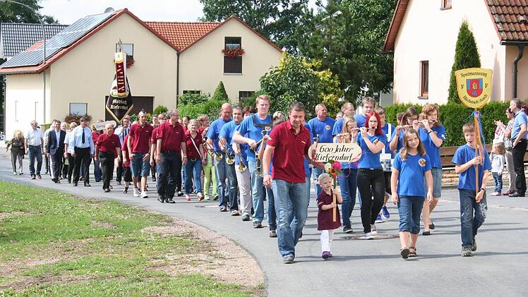 Beim Festzug marschierten alle Kieferndorfer mit - vom ältesten bis zum jüngsten der 42 Einwohner. Fotos: Evi Seeger