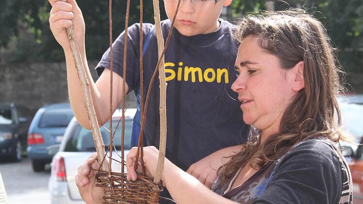 Stefanie Schreiber zeigt Simon wie es geht.