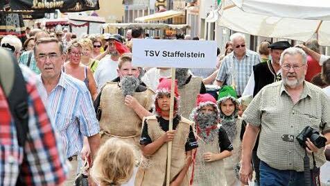 Am Nachmittag zogen Kinder des TSV Staffelstein als Staffelbergzwerge verkleidet mit.