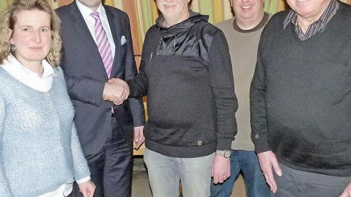 Hans-Peter Röhrlein (Dritter von links) ist neuer Vorsitzender des CSU-Ortsverbands Untersteinach. Zu den ersten Gratulanten zählte Landtagsabgeordneter Martin Schöffel (Zweiter von links). Mit im Bild (von links) stellvertretende CSU-Kreisvorsitzende Doris-Leithner-Bisani, der neue stellvertretende Vorsitzende des Ortsverbands, Gerd Hoffmann, und der bisherige Vorsitzende Reiner Seiffert. Foto: Werner Oetter
