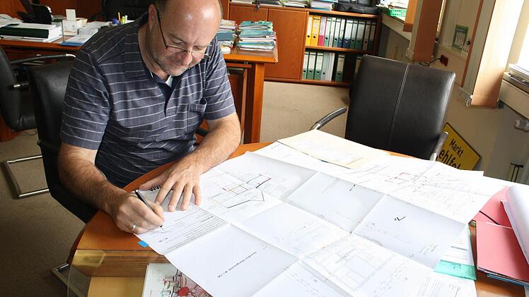 Bürgermeister Werner Stöcker hat die Umbaupläne schon unterzeichnet. Foto: Sonja Werner