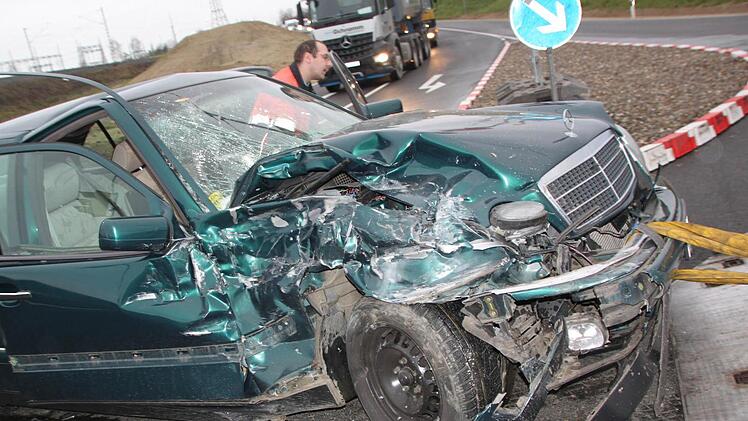 Der Mercedes des 87-jährigen Unfallverursachers wurde mit Totalschaden abgeschleppt. Foto: Matthias Einwag