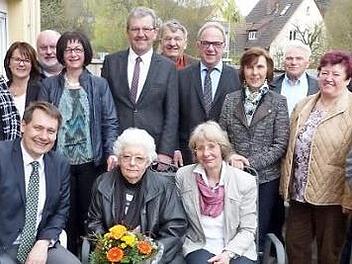 Unser Bild zeigt die Jubilarin Hildegard Wolfrum (sitzend Bildmitte) zusammen mit Sohn Roland (links) und Tochter Karin (rechts) sowie (stehend von links) Monika Lederer, Doris Ludwig, Heinz Nowack, Schwiegertochter Iris, Zweitem Bürgermeister Franz Schrepfer, Nachbar Wolfgang Hoderlein, Reinhard Kraus, Renate Günther, Hans Geier, Marga Schramm. Knud Espig und Pfarrer Wolfgang Eßel. Foto: Klaus-Peter Wulf