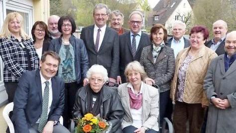Unser Bild zeigt die Jubilarin Hildegard Wolfrum (sitzend Bildmitte) zusammen mit Sohn Roland (links) und Tochter Karin (rechts) sowie (stehend von links) Monika Lederer, Doris Ludwig, Heinz Nowack, Schwiegertochter Iris, Zweitem Bürgermeister Franz Schrepfer, Nachbar Wolfgang Hoderlein, Reinhard Kraus, Renate Günther, Hans Geier, Marga Schramm. Knud Espig und Pfarrer Wolfgang Eßel. Foto: Klaus-Peter Wulf