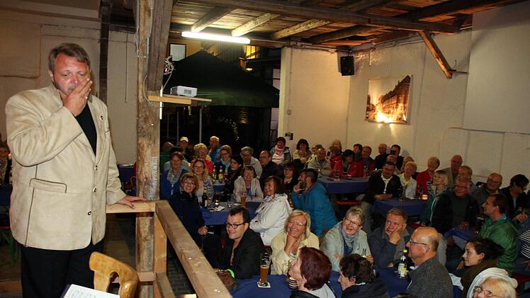 Nachtwächter Engelhardt junior und sein Publikum Foto: Bettina Knauth