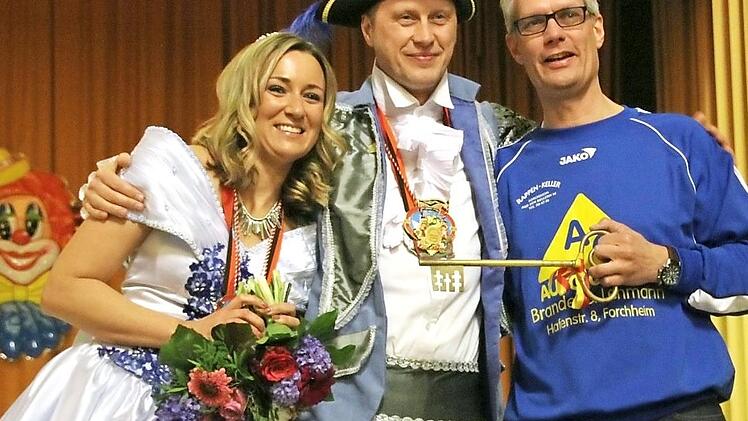 Der Schlüssel für das Rathaus liegt jetzt wieder in den Händen von Forchheims Oberbürgermeister Uwe Kirschstein (SPD). Das Forchheimer Prinzenpaar, Ihre Lieblichkeit Carina I. (links) und seine Tollität Markus I. (Mitte) haben den Schlüssel übergeben.  Fotos: Franziska Rieger