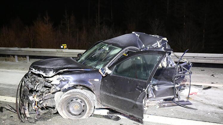 Bei einem schweren Verkehrsunfall auf der A9 bei Helmbrechts hat ein 34-jähriger Mann sein Leben verloren.Foto: NEWS5 / Fricke