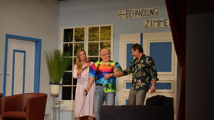 Putzfrau Olga nimmt Opa Tell und  Gustav Schneck nach einer nächtlichen Sauftour in Empfang. Foto: Pierre Strecker