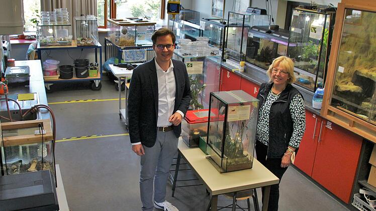 Agnes Brath hat ihren Schülerinnen und Schülern die "Wunder der Tierwelt" gezeigt. Nun geht sie in Rente. Marcel Schäfer übernimmt. Am 3. Oktober  können Interessierte sich am Vivariumtag im Jack-Steinberger-Gymnasium selbst ein Bild machen.  Foto: Ellen Mützel