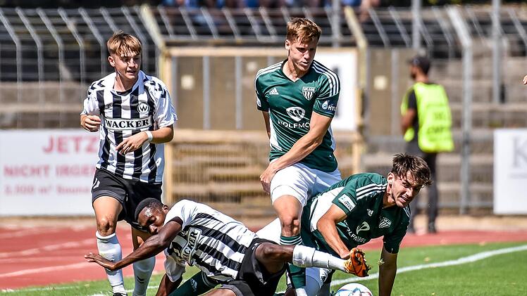 Mangelndes Engagement konnte man den Schweinfurtern wahrlich nicht vorwerfen, Auf unserem Bild müht sich Lukas Aigner (rechts) um den Ballbesitz im Boden-Clinch mit dem Burghäuser Aboubacar Cisse. Foto: Ryan Evans