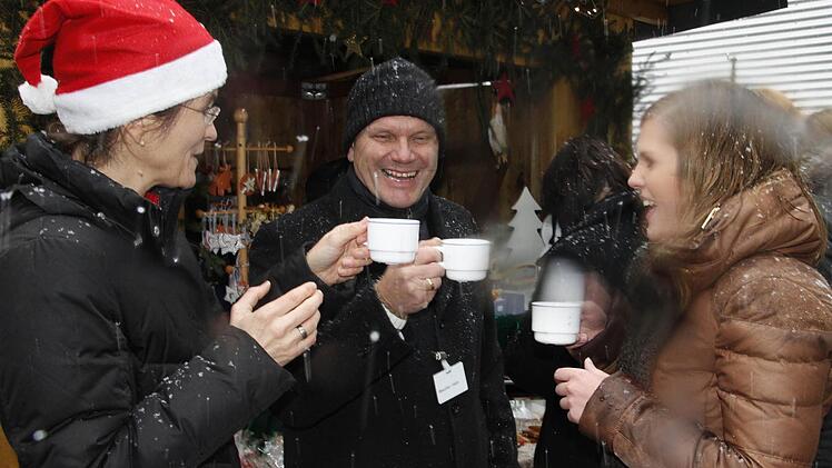 Elisabeth Staudinger, Wolfgang Badura und Anna Himmler genießen einen Glühwein im Schneetreiben.  Fotos: Nikolas Pelke
