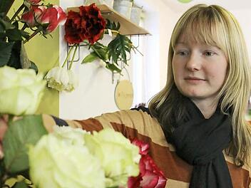 Maria Ponsel weiß, welche Bedeutung bestimmte Farben haben - einzig die Kunden fragen nicht mehr danach.  Fotos: Martin Kreklau