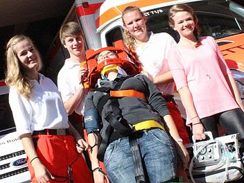 Einen Patienten aufs so genannte Spineboard schnallen? Das beherrschen Ines Hörlin, Jan Götz, Barbara Lorey und Amina Schmitt schon perfekt - ganz zum Leidwesen ihrer Kollegin Tamara Rudzki.Foto: Nina Grötsch
