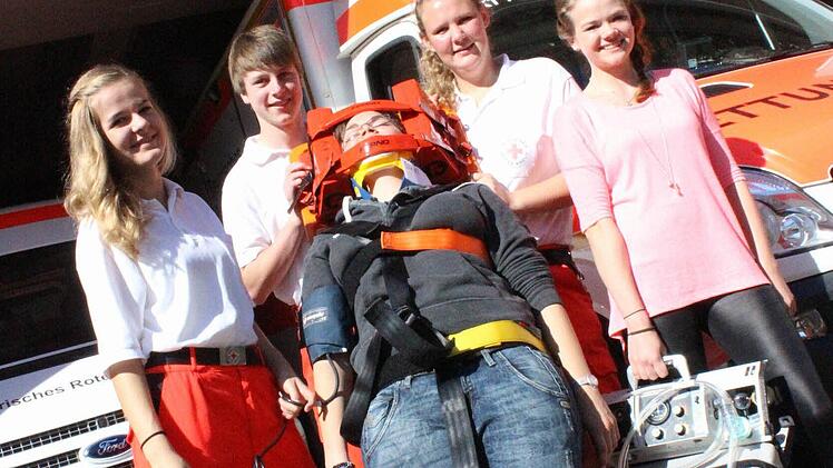 Einen Patienten aufs so genannte Spineboard schnallen? Das beherrschen Ines Hörlin, Jan Götz, Barbara Lorey und Amina Schmitt schon perfekt - ganz zum Leidwesen ihrer Kollegin Tamara Rudzki.Foto: Nina Grötsch