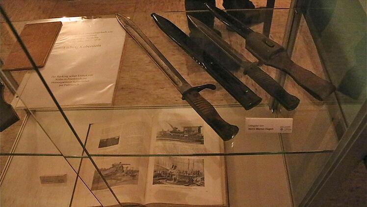 Das legendäre Soldatengewehr "K98" und zugehörige Bajonette versetzen den Betrachter in die Zeit von vor 100 Jahren.