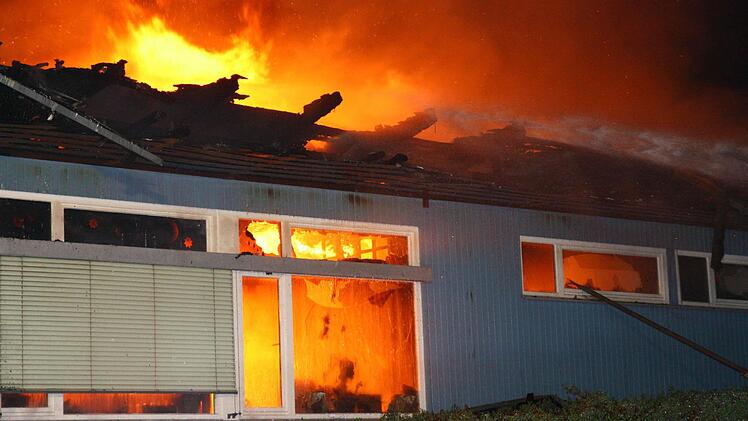 Der Brand in der Nacht glich einem Inferno. Foto: Katrin Geyer