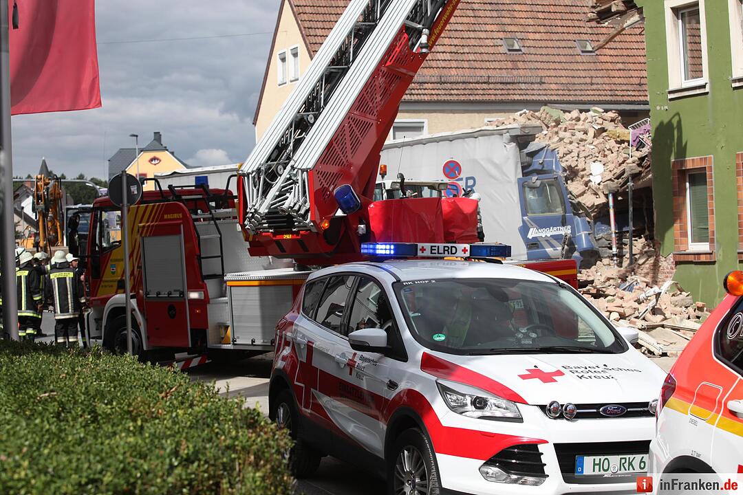 Lkw kracht in Wohnhaus in Oberkotzau
