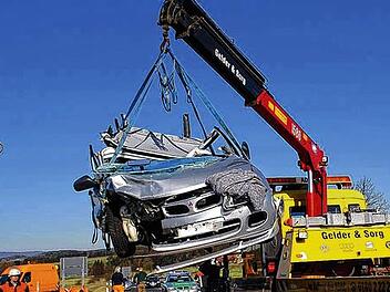 Feuerwehr befreit Verletzten aus Wrack