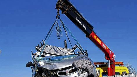 Feuerwehr befreit Verletzten aus Wrack