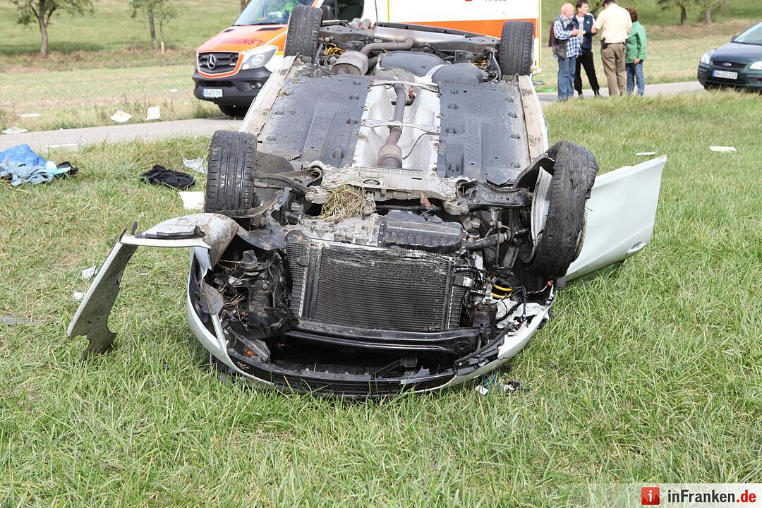 Pkw landet bei Kemmathen auf dem Dach