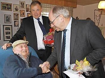 Zweiter Bürgermeister Georg Eismann (2. v. l.) und stellvertretender Landrat Otto Siebenhaar gratulieren Peter Knorr.  Foto: Mathias Erlwein