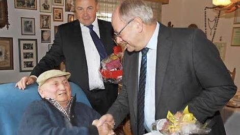 Zweiter Bürgermeister Georg Eismann (2. v. l.) und stellvertretender Landrat Otto Siebenhaar gratulieren Peter Knorr.  Foto: Mathias Erlwein