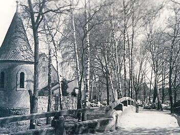 Um 1946 entstand diese Aufnahme von Pulverturm und Br&uuml;cklein im Loritzhain.  Foto: Archiv Heimatverein
