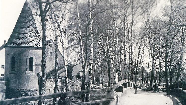 Um 1946 entstand diese Aufnahme von Pulverturm und Br&uuml;cklein im Loritzhain.  Foto: Archiv Heimatverein