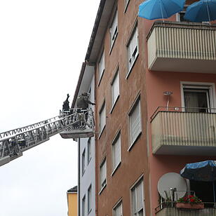 Eine 49-Jährige hat in der Nürnberger Südstadt einen SEK-Einsatz ausgelöst. Sie ging auf Mitbewohner los und war dann Gegenstände aus dem Fenster.