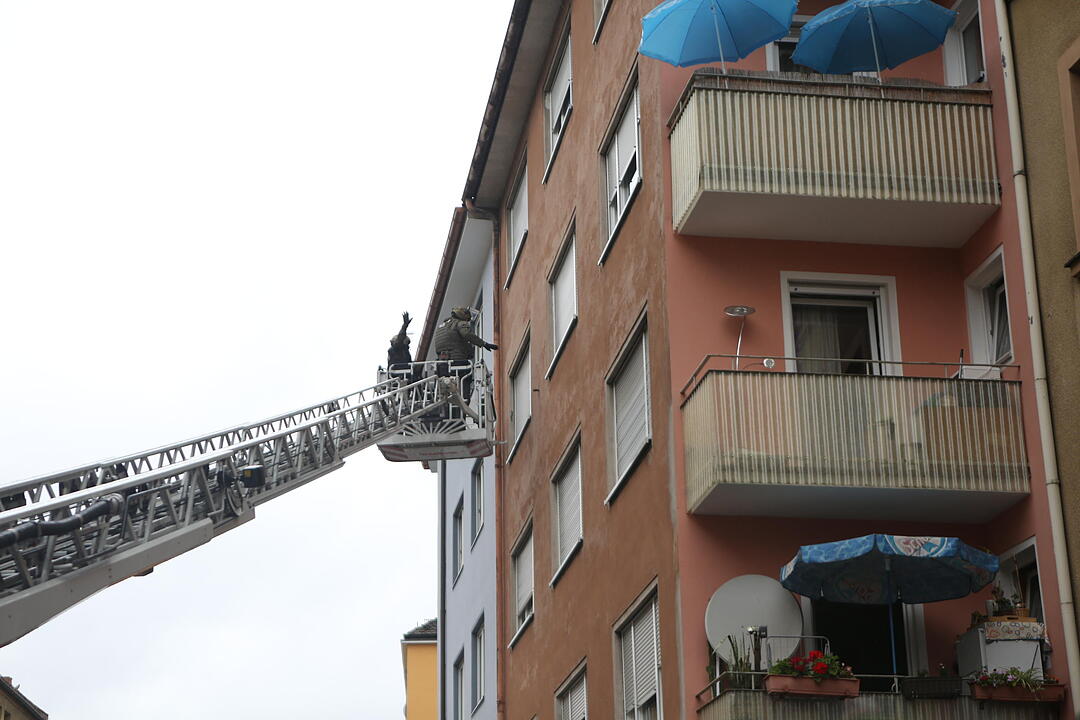 Eine 49-Jährige hat in der Nürnberger Südstadt einen SEK-Einsatz ausgelöst. Sie ging auf Mitbewohner los und war dann Gegenstände aus dem Fenster.