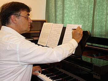 Der aus Gefäll stammende Kilian Moritz beim Komponieren am Flügel. Karin Scholz