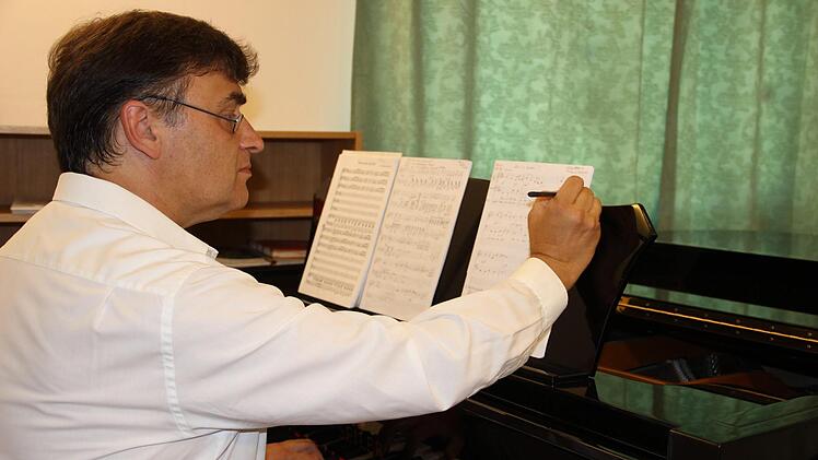 Der aus Gefäll stammende Kilian Moritz beim Komponieren am Flügel. Karin Scholz