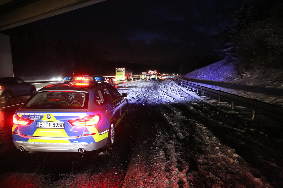 Zu schnell auf verschneiter Fahrbahn: BMW schleudert in Audi