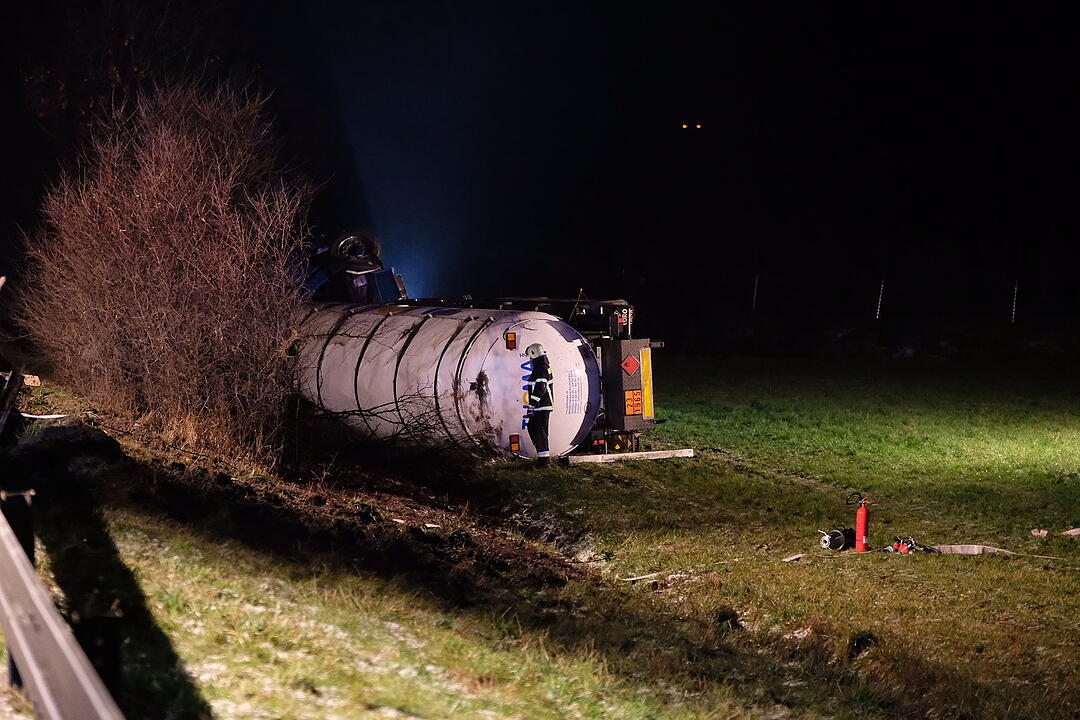 A9 bei Nürnberg: Gefahrgut-Lkw landet im Graben – Autobahn teilweise gesperrt