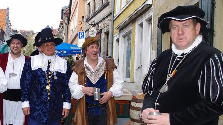 Für einen kritischen Facebook-Post über Gisela Lang und Walter Schinzel-Lang steht Stadtvogt Hans Götz (vorne) derzeit in der Kritik. Zwischen ihm und Lang will nun Kronachs Bürgermeister Wolfgang Beiergrößlein (blaues Kostüm) vermitteln. Foto: privat
