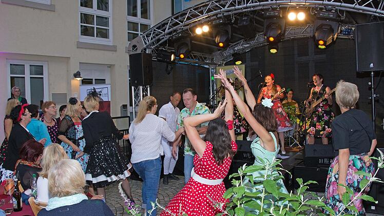 Mitreißend waren die Rhythmen der Band "The Wonderfrolleins" beim "abend.licht" des Kulturamts Haßfurt live.Ulrike Langer
